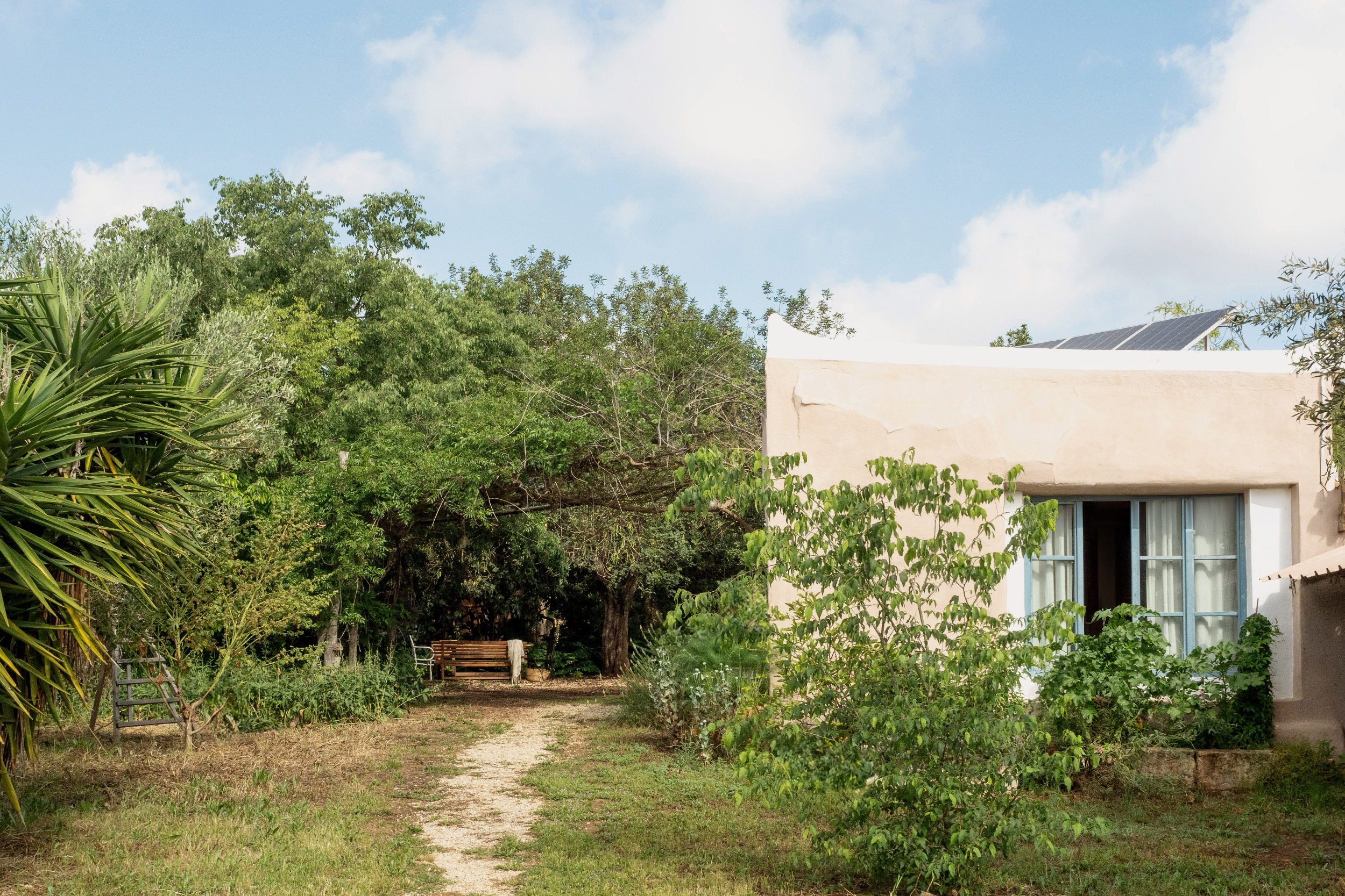 Country home on large plot in a private location 15