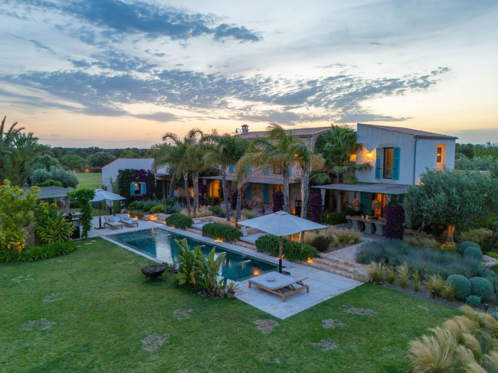 Remarkable finca with private golf course and guest house in Llucmajor 20