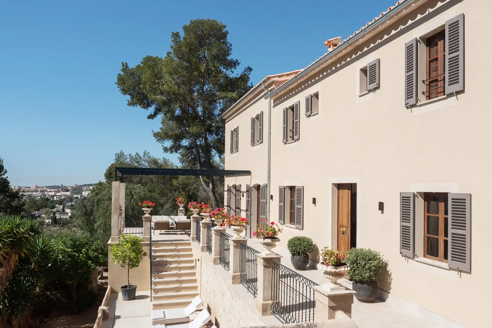 Reformed house with captivating views in Palma 46